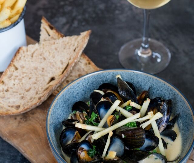 Cosy up in the bar next to the fire, watching the waves rolling around below, all while you tuck into a sumptuous dish of mussels and French fries.⁠
⁠
The Moules are served with a 175ml glass of Morande Sauvignon or a pint of Birra Moretti for £19.5.⁠
⁠
⁠
Link in our bio to book your table!⁠
⁠
#moulesfriday #moules #lewinnicklodge #cornwall #wavewatching